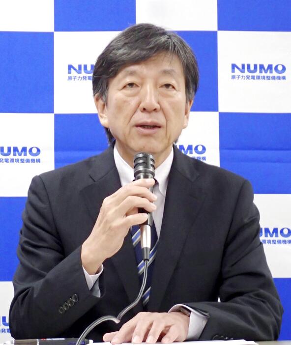 就任会見する原子力発電環境整備機構（NUMO）の山口彰理事長＝3日、東京都港区（同機構提供）