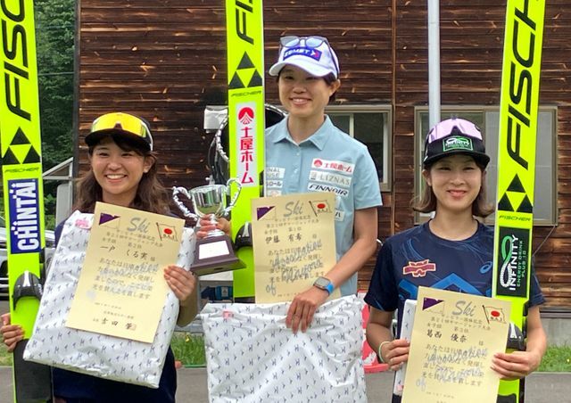 女子　優勝・伊藤有希選手(中)、2位・一戸くる実選手(左)、3位・葛西優奈選手(右)