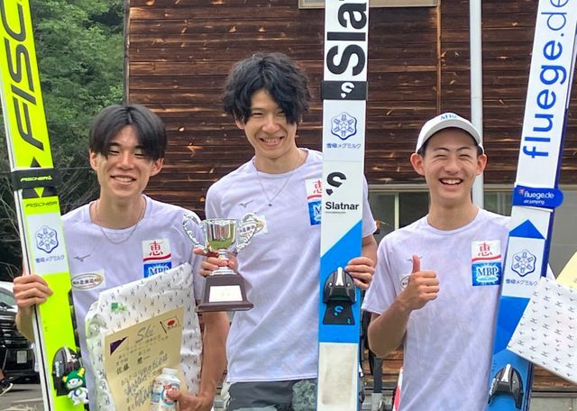 男子　優勝・佐藤幸椰選手(中)、2位・佐藤慧一選手(左)、3位・坂野旭飛選手(右)