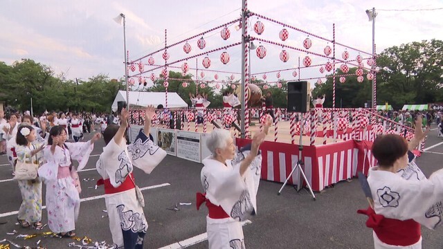 天気も回復してにぎわいを見せる祭り会場