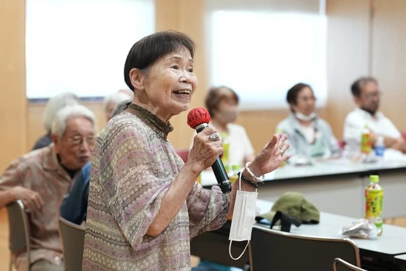 戸山ハイツのシニア館でカラオケを楽しむ遠藤さん。曲のレパートリーは今でも増え続けている