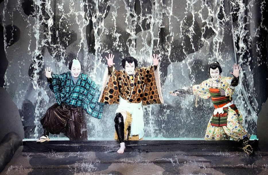 本水の立ち回りを披露する（左から）松本幸四郎、尾上松也、市川染五郎（C）松竹