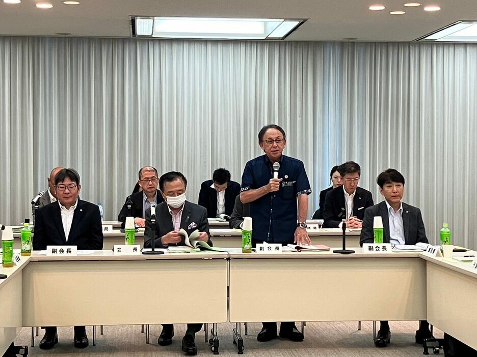 玉城デニー知事も出席した渉外知事会の会合＝24日午前、東京都の都道府県会館