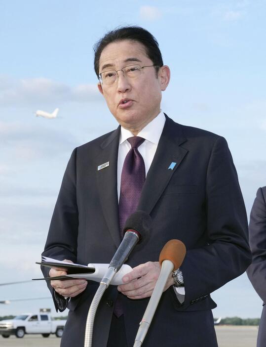 米ワシントン郊外のアンドルーズ空軍基地で取材に応じる岸田首相＝11日（共同）