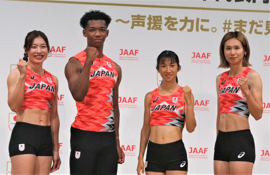 陸上パリ五輪代表日本代表内定選手会見に出席した、左から福部、村竹、田中、秦