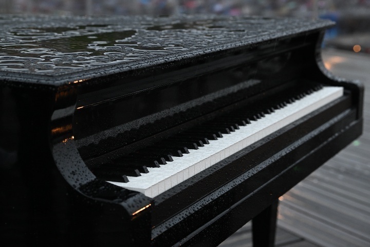 パリ五輪の開会式は土砂降りの雨となり、ピアノに雨粒が浮くほどだった。(C)Getty Images