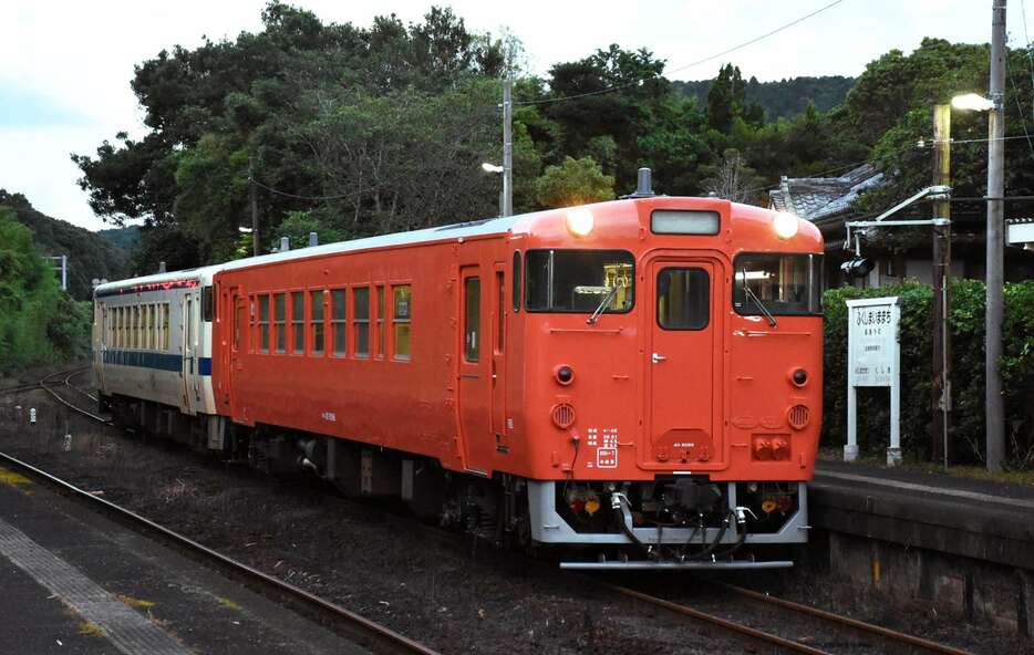 ＪＲ日南線開業６０周年記念で運行されるキハ４０形首都圏色車両＝串間市のＪＲ福島今町駅