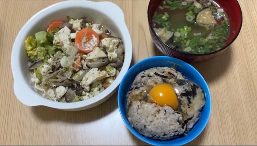 左が西野さんの食生活で頻繁に登場する「重ね煮」。無水鍋に塩を入れ、大量の野菜を投入し、トップに鶏むね肉を乗せて再び塩をかけて蒸す。入れる野菜はきのこ、人参、白菜、小松菜、かぼちゃなどお好みで。／西野さんのInstagramより