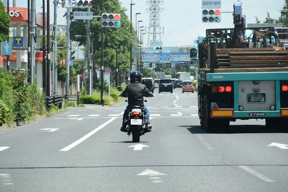 大型車両はできるだけお近づきになりたくない存在だが、並んでしまった場合は何に気をつけるべきだろう?