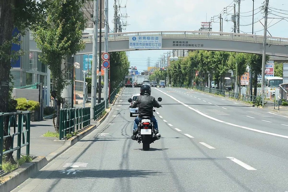 左右のどちらにも最短の時間で移動できるということを考えると、バイクの場合は車線の中央を走行するのが最も適切ではないだろうか。