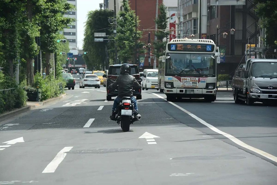 対向車線からバスが来ていて、その前には停車車両がいる。この場合は何に気をつけるべきだろう?