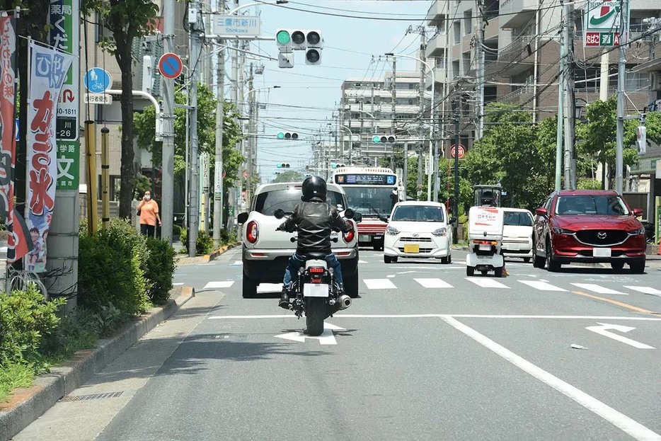 車高の高い四輪車やお大型車などの後ろに付いて走行する場合、何に気をつけるべきだろう?