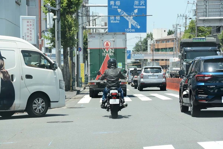 横方向から出てきている車両がいる。その前を通過する際には何に気をつけるべきだろう?