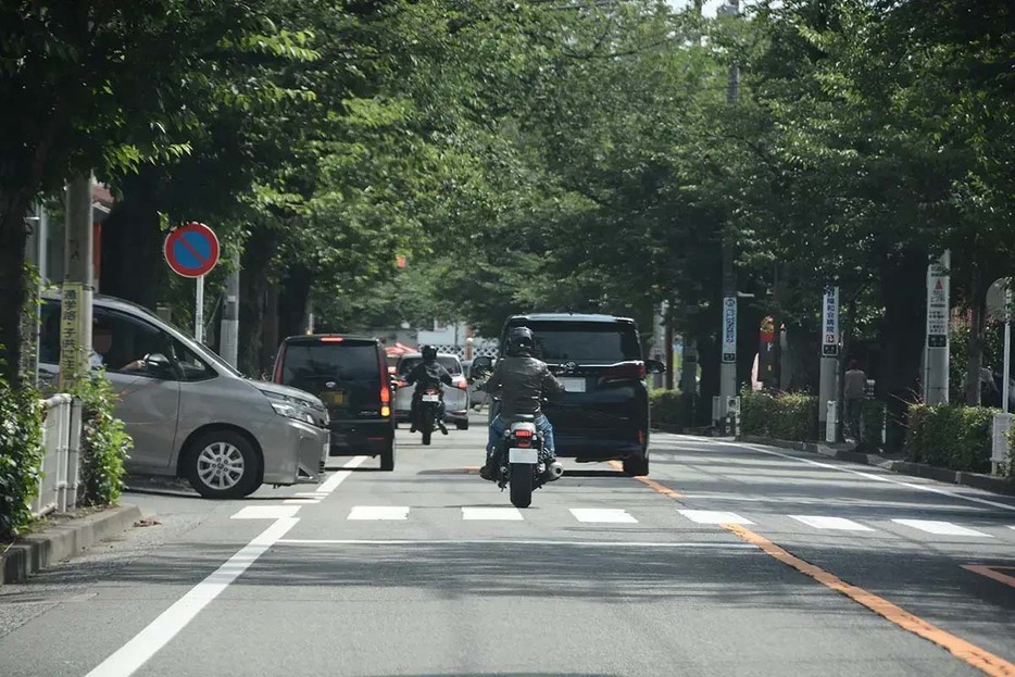 横方向から出てきた車両と、その先に停車している車両という複合要素のあるシチュエーション。この場合何に気をつけるべきだろう?