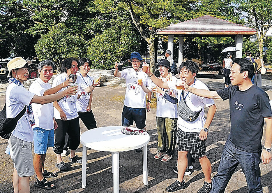 地ビールを味わう来場者＝滑川市の滑川駅前中央公園