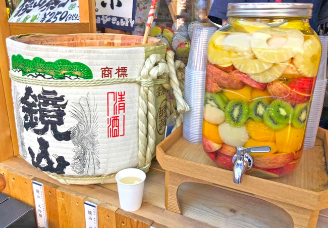 店頭販売の川越地酒「鏡山」金粉入りの酒（500円）や、日本酒で漬けた「サングリア」（500円）もおすすめ