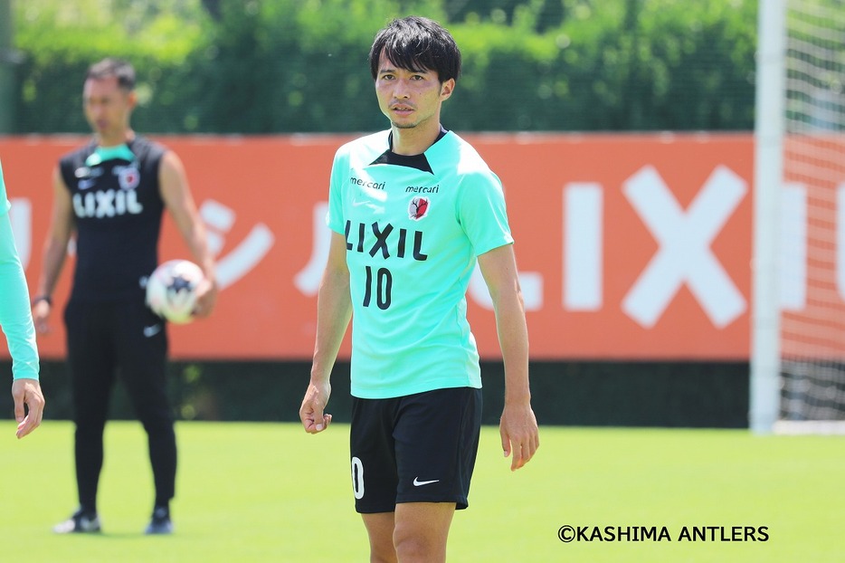 鹿島アントラーズのトレーニングを行なう柴崎岳（写真◎KASHIMA ANTLERS）