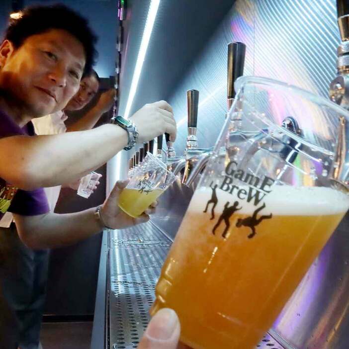 新しい店のサーバーでビールを注ぐ並田社長