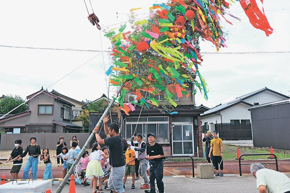 能登半島地震からの復興を願い、設置された七夕飾り