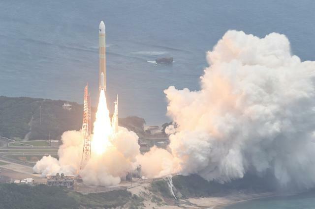 打ち上げられたH3ロケット3号機=2024年7月1日午後0時6分、鹿児島県の種子島宇宙センター、朝日新聞社ヘリから、小宮路勝撮影