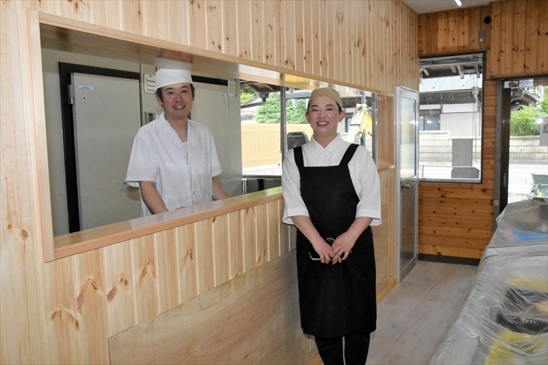 店を改装しまちの魚屋として地域活性化を目指す安則さん（左）と美佳子さん