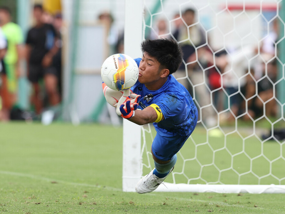 PK戦5人目、東山高GK麻生太朗(1年=京都サンガF.C.U-15出身)が左へ跳んでストップ(Manabu TAKAHASHI)