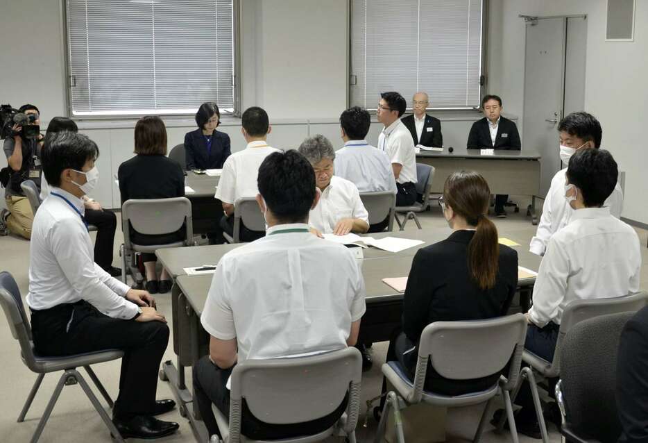 県公安委員を交えた県警職員の座談会＝１日午前１０時５分ごろ、鹿児島市の県警本部