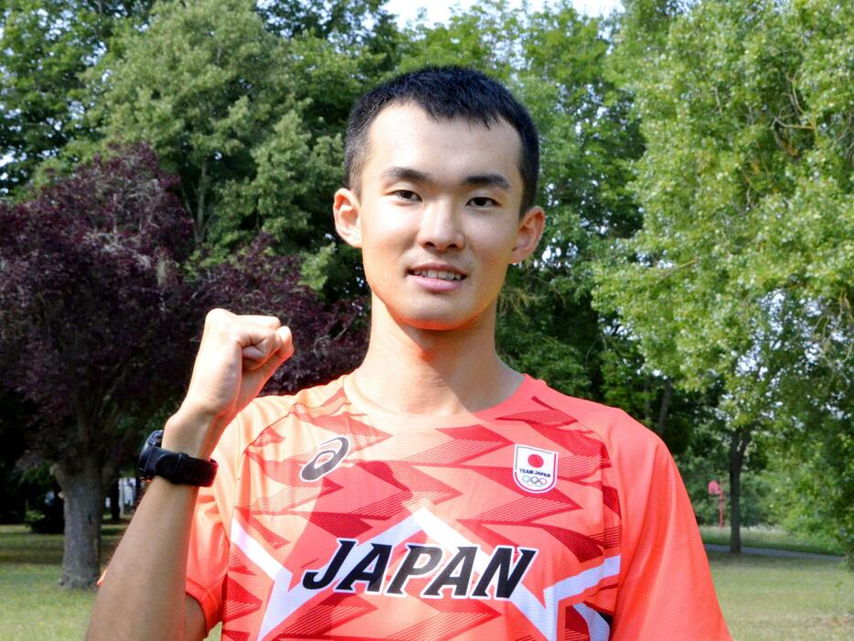 取材後にポーズをとる陸上男子競歩の川野将虎＝パリ郊外（共同）