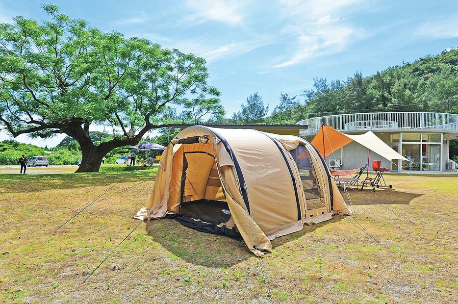 学校跡地を活用したキャンプ場「西古見GATE」＝17日、鹿児島県瀬戸内町西古見