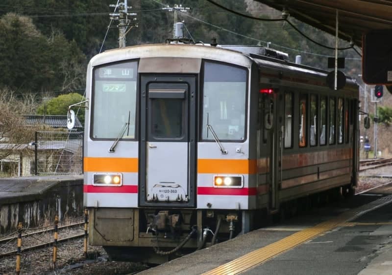 ＪＲ姫新線の車両＝３月、岡山県真庭市