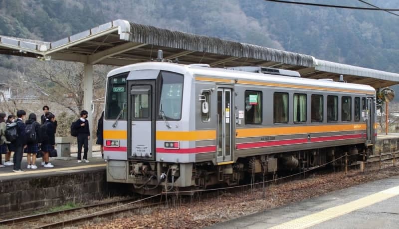 ＪＲ中国勝山駅に停車する姫新線の列車＝２月、岡山県真庭市