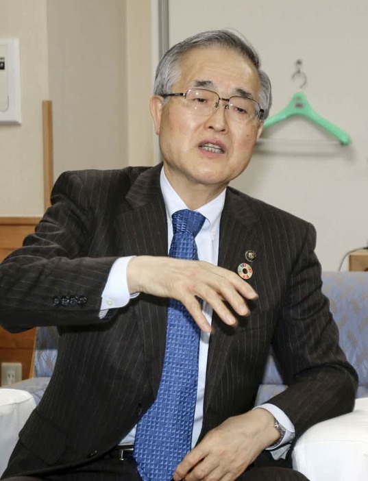 取材に応じる岡山県真庭市の太田昇市長＝２月