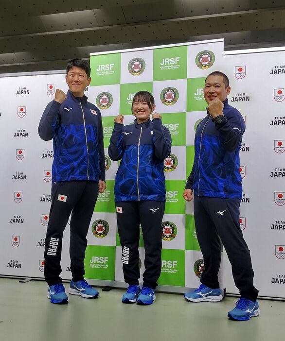パリ五輪に向けて意気込む射撃の（左から）岡田直也、野畑美咲、吉岡大