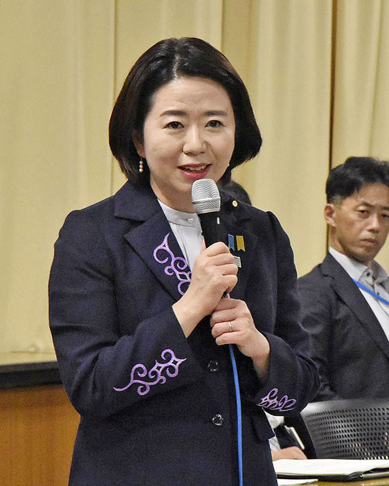 「アイヌ政策推進会議」の会合であいさつする自見アイヌ施策相＝9日午後、札幌市