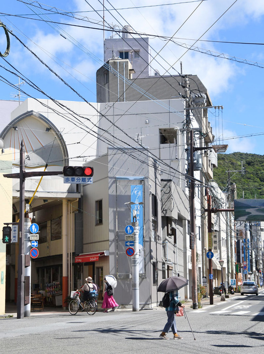 最高気温が35・9度に達した鹿児島県奄美市名瀬の市街地＝9日