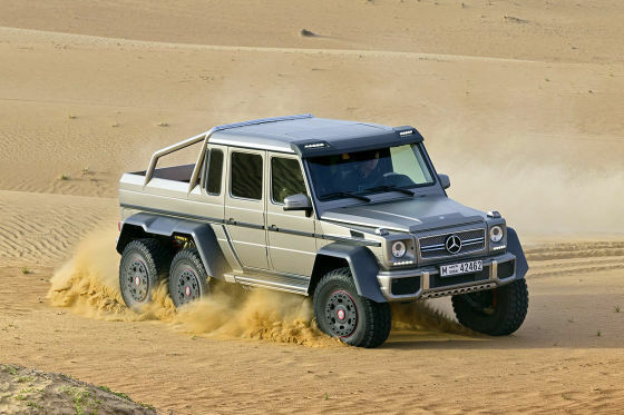 メルセデス G 63 6×6 AMGは、オーストラリア軍向けの3軸Gクラスがベース。わが国にも「正規輸入」され8,000万円で売られた6×6。走行中にも空気圧を変えられるシステムもついていたが、言うまでもなく燃費はひどく2km/ℓ程度だったという。