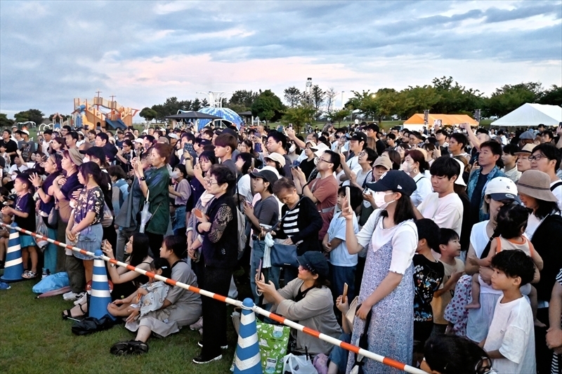 ステージイベントを楽しむ来場者