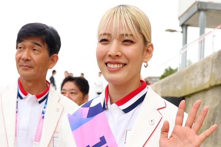 日本選手団の旗手を務めた江村。金髪の美貌に注目が集まった。(C)Getty Images