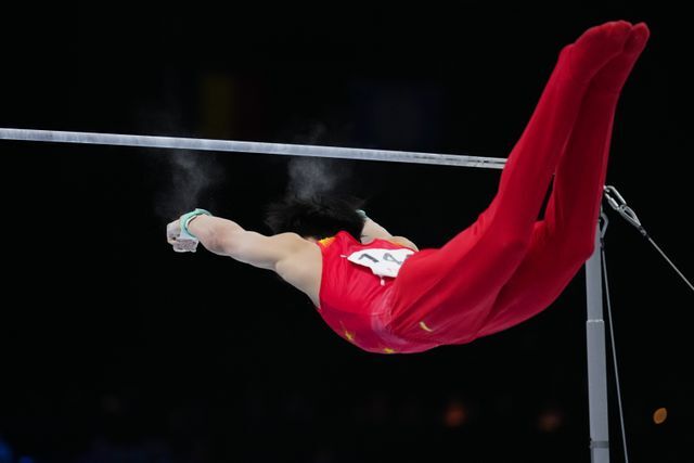 2023年世界選手権　鉄棒で落下した蘇選手(写真：新華社/アフロ)