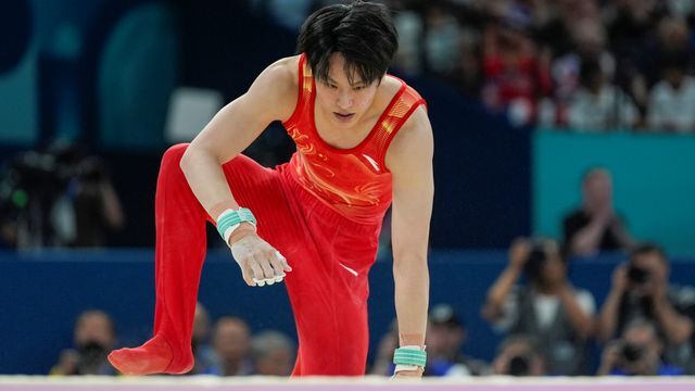 パリ五輪・体操男子団体決勝の鉄棒で落下した蘇選手(写真：AP/アフロ)