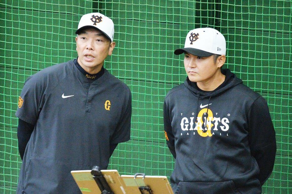 新たな戦力を預かることになる巨人・阿部監督(左)と杉内投手コーチ