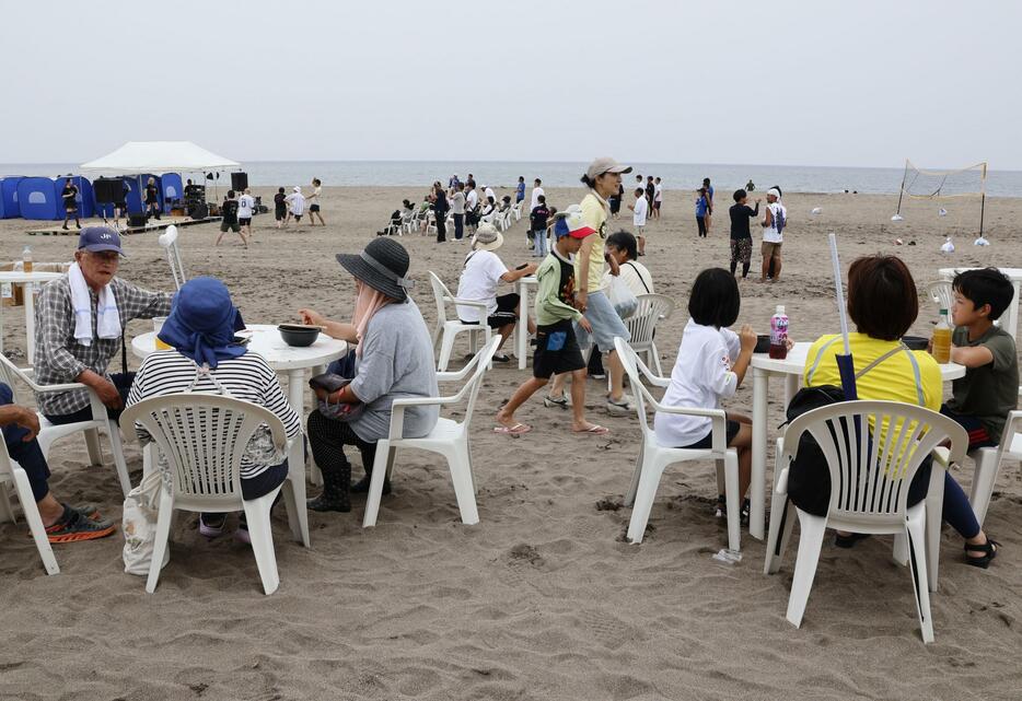 海開きが行われた、能登半島地震で隆起した石川県輪島市町野町の海岸＝14日午後