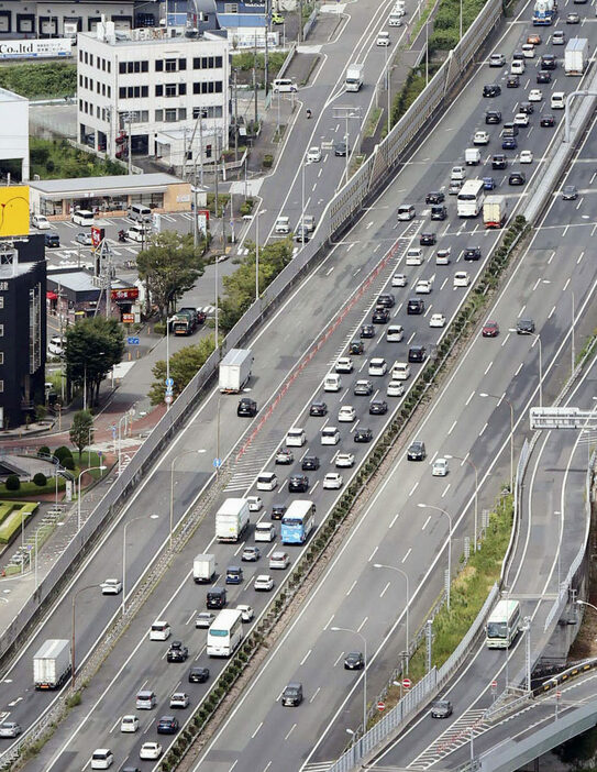 昨年8月、お盆のラッシュで下り線が渋滞する東名高速道路＝神奈川県厚木市