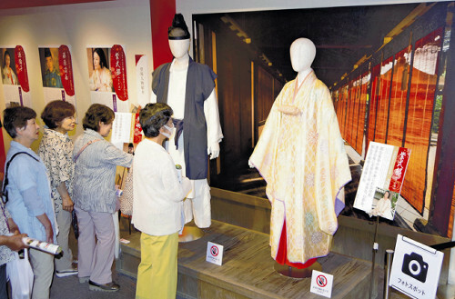 吉高由里子さんがドラマの撮影で着用した衣装（右）などが新たに展示された大河ドラマ館（越前市で）