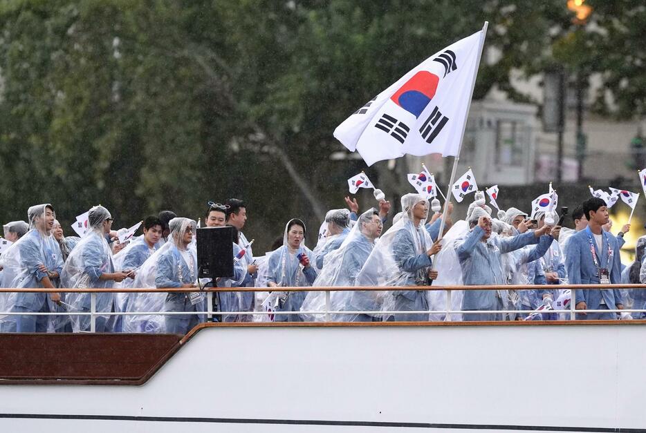 パリ五輪の開会式で、セーヌ川を船でパレードする韓国選手団＝26日、パリ（共同）