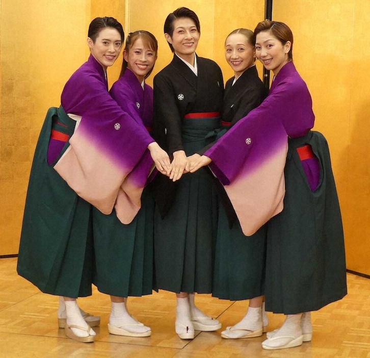 「レビュー夏のおどり」の会見に出席した「OSK日本歌劇団」の（左から）翼和希、千咲えみ、楊琳、舞美りら、華月奏