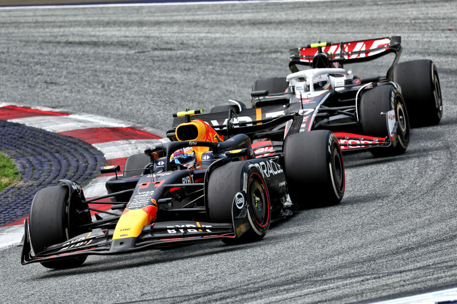 セルジオ・ペレス（レッドブル）とニコ・ヒュルケンベルグ（ハース）　2024年F1第11戦オーストリアGP