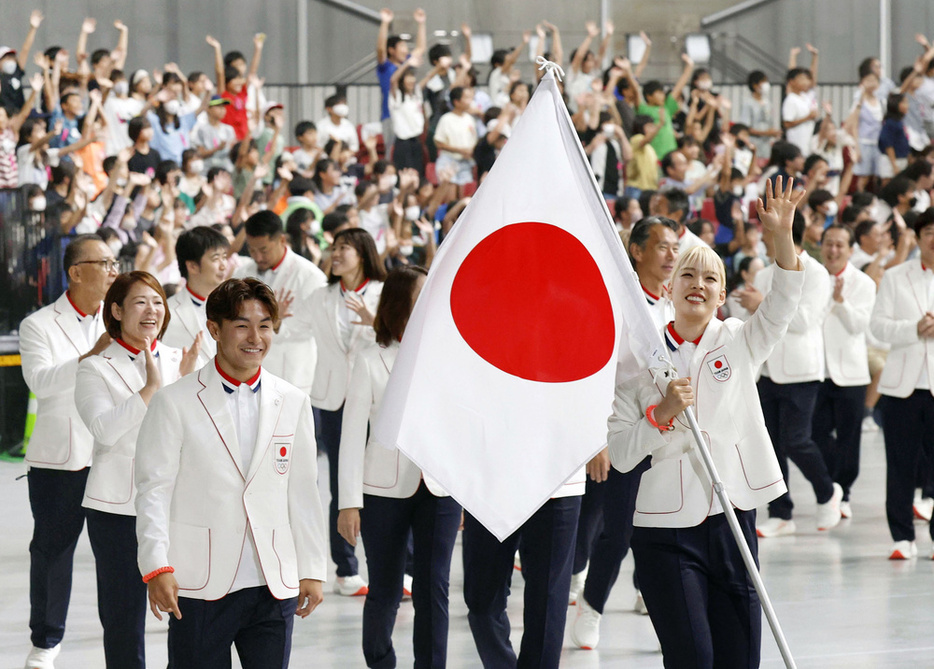 パリ五輪の壮行会を終え、引き揚げる（前列左から）旗手の半井重幸、江村美咲ら日本選手団＝5日、東京体育館