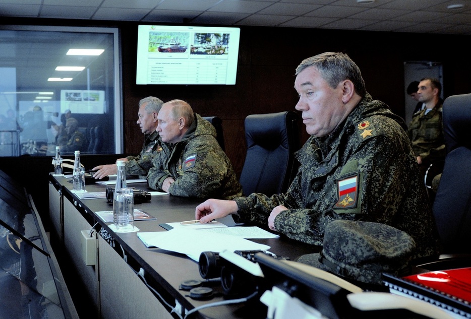 ロシア政府は、ウクライナ侵攻の総司令官に軍制服組トップであるゲラシモフ参謀総長（右）を就任させ、軍の立て直しを図っている（代表撮影/ロイター/アフロ）