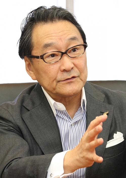 インタビューに応じる岸田社長